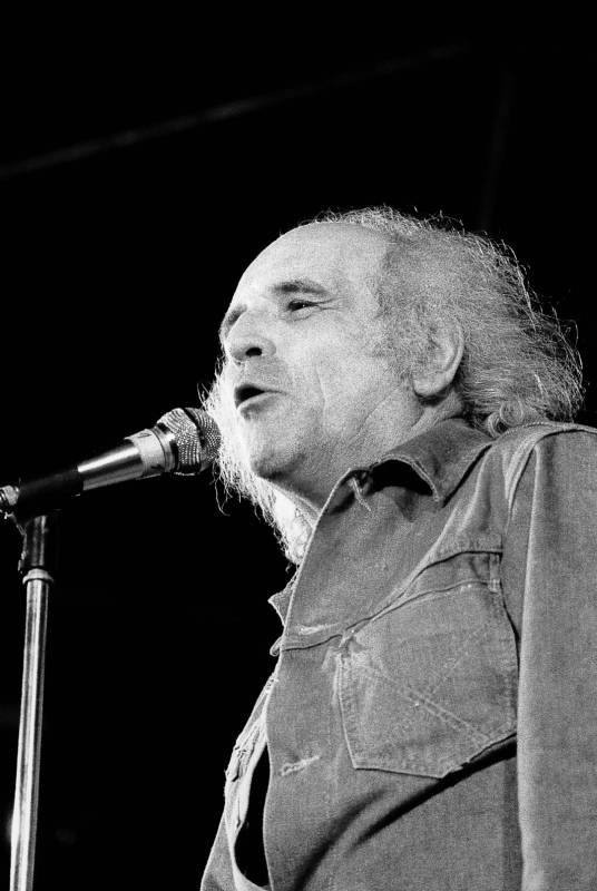 Léo Ferré at the Fest of Unified Socialist Party, Colombes (France), 1973. CC BY-SA 3.0 @Jean-Pierre Roche, wikipedia.org