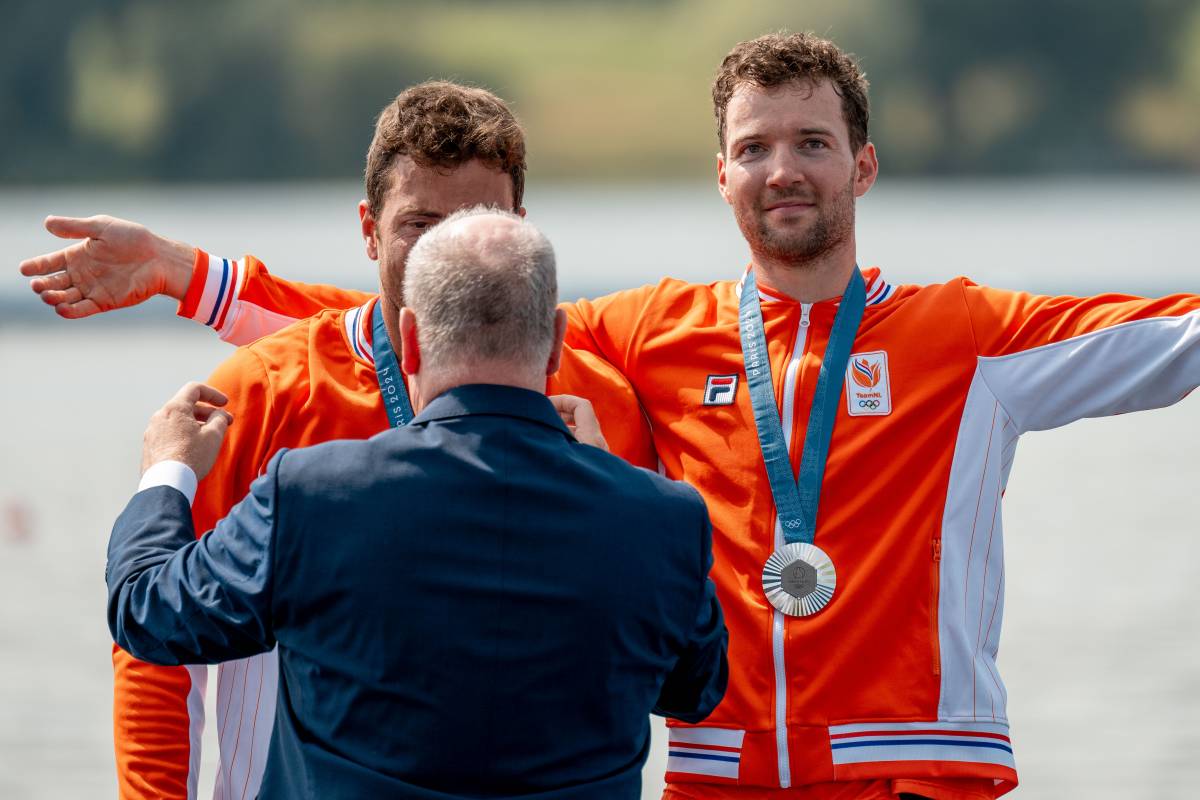 Prince Albert II presenting the gold medals to the winners of the double sculls.